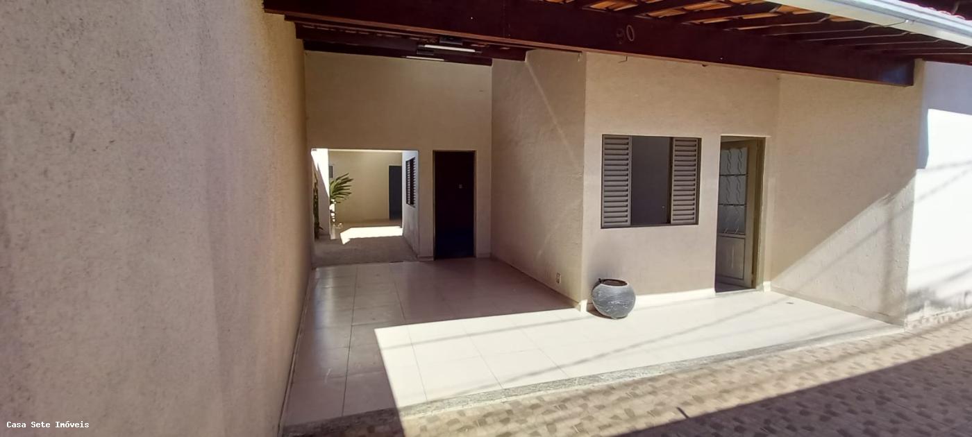 Casa para alugar com 3 quartos, 360m² - Foto 1