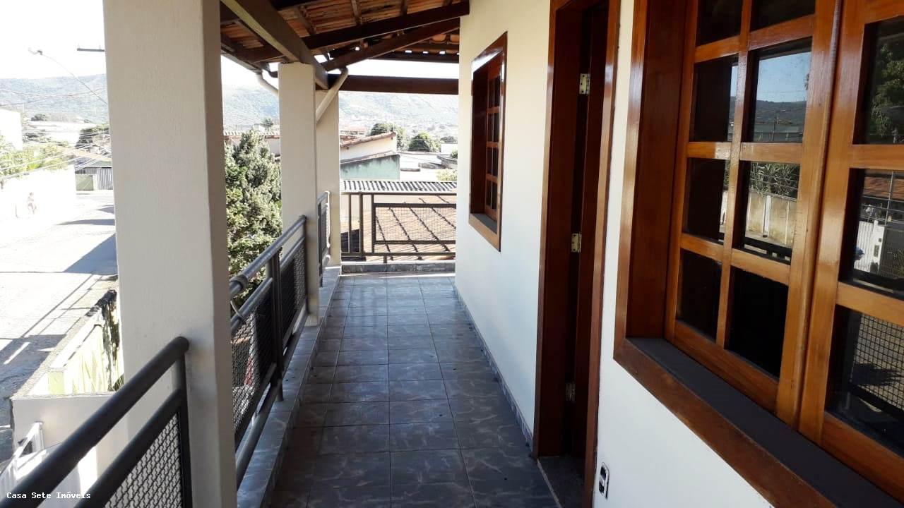 Casa para alugar com 4 quartos, 300m² - Foto 1