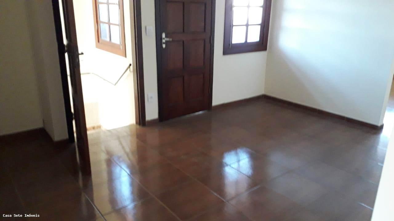 Casa para alugar com 4 quartos, 300m² - Foto 2