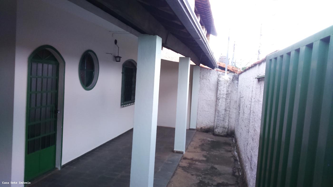 Casa para alugar com 3 quartos, 300m² - Foto 1