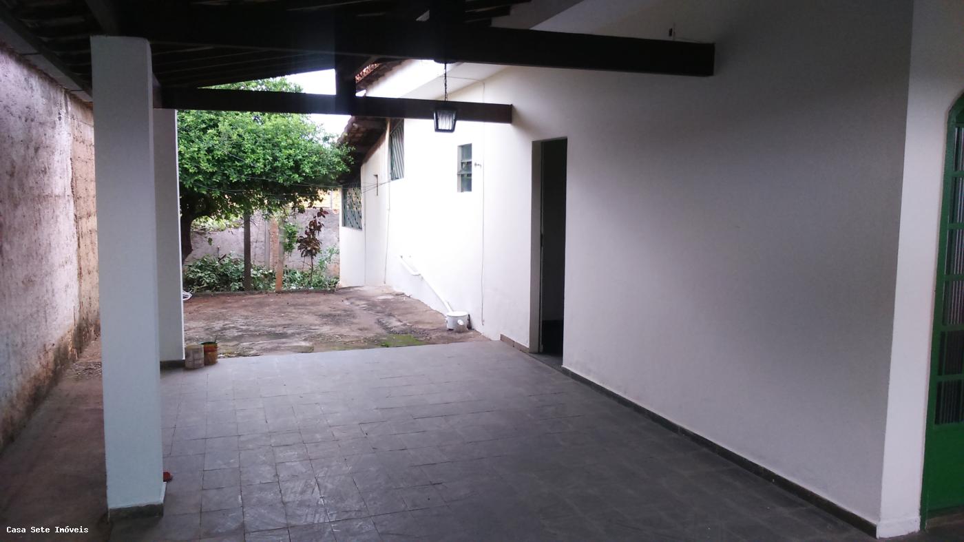 Casa para alugar com 3 quartos, 300m² - Foto 2